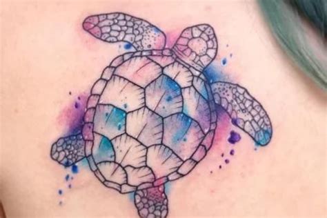 35 Ideas de tatuajes debajo del pecho para mujeres